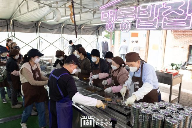 3월 27일 윤석열 대통령은 명동성당 내 무료 급식소인 명동밥집을 찾아 배식 봉사활동을 하고 자원봉사자들을 격려했다.