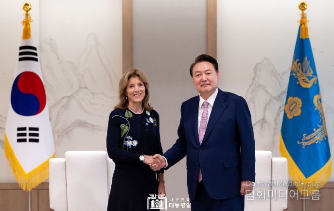 3월 27일 윤석열 대통령은 캐롤라인 케네디 미국 존 F. 케네디 재단(이하 JFK 재단) 명예회장(現 주호주 미국대사)을 접견했다. 이번 접견은 ‘용기 있는 사람들 상(Profile in Courage Award)’의 트로피(랜턴)를 대통령에게 직접 전달하고 싶다는 케네디 회장의 특별한 요청에 따라 이뤄졌다.
