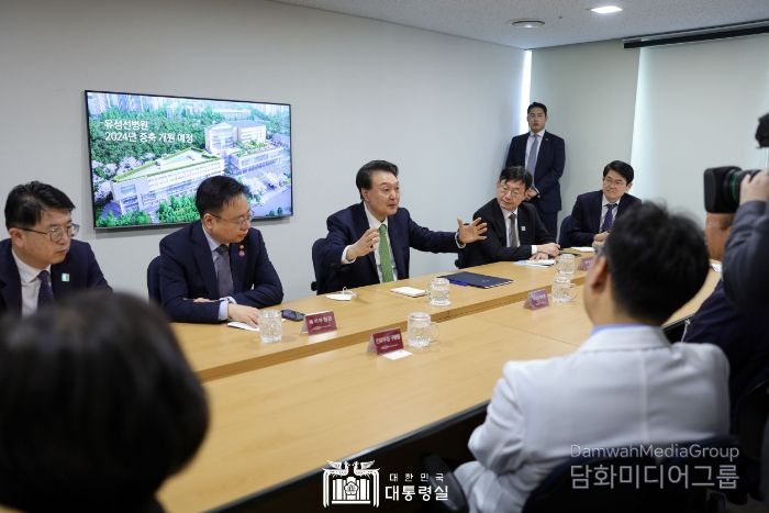 4월 1일 윤석열 대통령은 대전지역 2차 병원인 유성선병원을 방문해 의료진을 격려하고, 이어서 마련된 간담회에서 대통령은 지역 2차 병원이 겪고 있는 어려움과 정부에 대한 건의 사항을 청취했다.