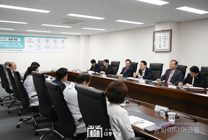 4월 2일 윤석열 대통령은 충남 공주시의 유일한 종합병원인 공주의료원을 방문했다.