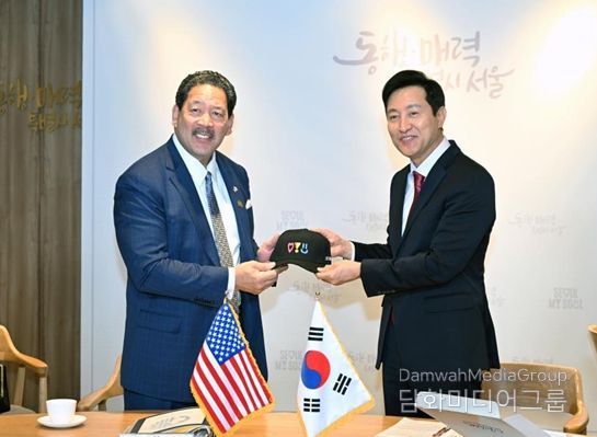 오세훈 서울시장(사진 오른쪽)이 4월 15일(월) 오전 시청 집무실에서 브루스 해럴 미(美) 시애틀 시장(사진 왼쪽)을 만나 대화를 나눈 후 서울시 도시브랜드 ‘서울마이소울’ 픽토그램이 새겨진 서울브랜드 모자를 기념품으로 전달하고 있다.