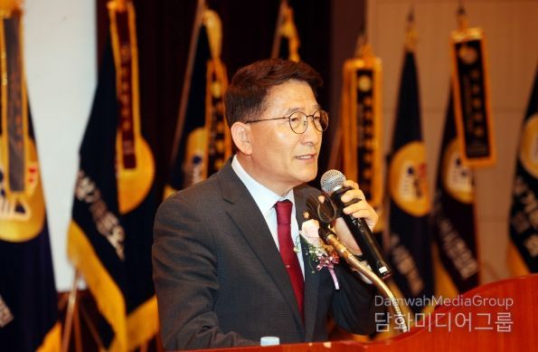 김기정 의장이 축사를 하고 있다.