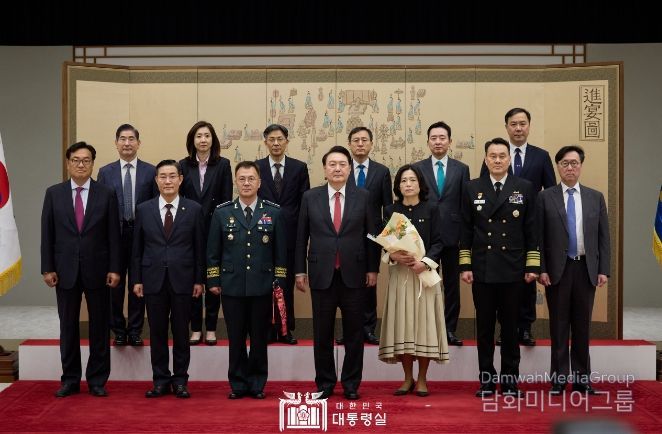 4월 24일 윤석열 대통령은 용산 대통령실에서 강호필 신임 합참차장으로부터 진급 및 보직 신고를 받고 삼정검 수치를 수여했다.