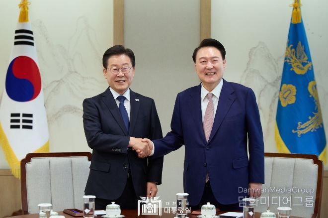 4월 29일 윤석열 대통령은 용산 대통령실에서 이재명 민주당 대표와 회담을 가졌다.