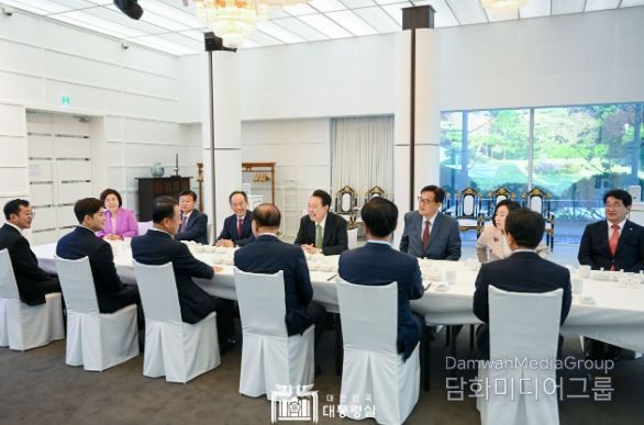 5월 13일 윤석열 대통령은 관저에서 국민의힘 비상대책위원회 위원들과 상견례를 겸한 만찬을 함께 했다.