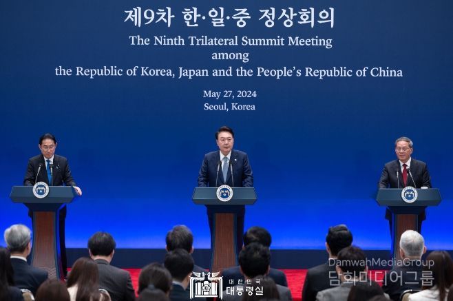 5월 27일 윤석열 대통령은 기시다 후미오 일본 총리, 리창 중국 총리와 한·일·중 공동기자회견을 가졌다.