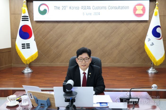 고광효 관세청장이 5일 화상회의로 개최된 ‘제20차 한-아세안 관세청장회의’에 참석하여 아세안 10개국 관세당국 대표들과 주요 협력사안들을 논의하고 있다.