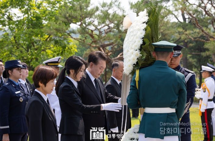 6월 6일 윤석열 대통령 부부는 제69회 현충일 추념식에 참석했다.
