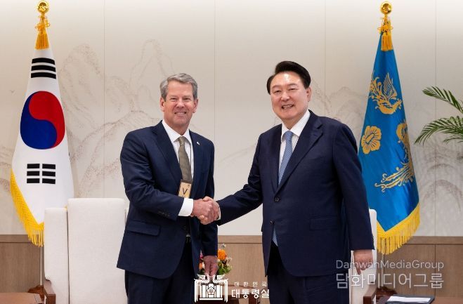 6월 18일 윤석열 대통령은 용산 대통령실에서 「브라이언 켐프(Brian Kemp)」 미국 조지아 주지사를 접견하고 한-조지아주 협력 관계와 한미동맹 발전 방향에 대해 의견을 교환했다.