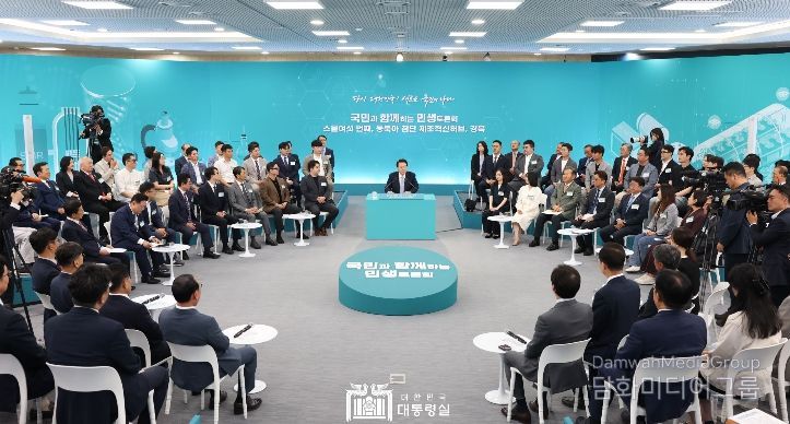 6월 20일 윤석열 대통령은 경상북도 경산에 위치한 영남대학교에서 ‘동북아 첨단 제조혁신허브, 경북’을 주제로 스물여섯 번째 「국민과 함께하는 민생토론회」를 개최했다.