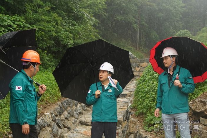 남성현 산림청장(가운데) 영주시 산사태 피해 복구 현장 점검