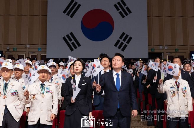 6월 25일 윤석열 대통령 부부는 대구 엑스코에서 개최된 ‘6‧25전쟁 제74주년 행사’에 참석했다.