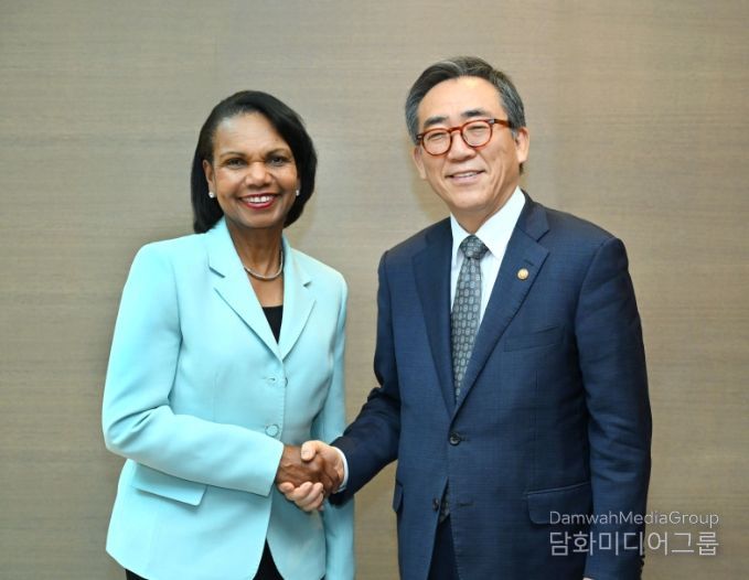 태열 외교장관, 콘돌리자 라이스 전 미국 국무장관 면담