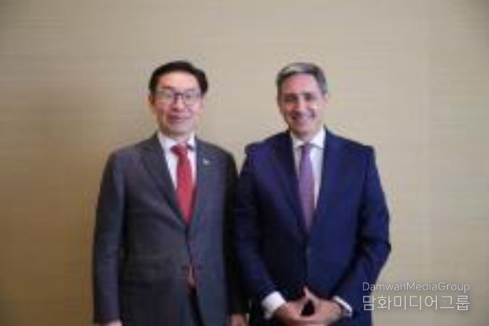 김완기 특허청장(왼쪽)이 주앙 네그랑(João NEGRÃO) 유럽연합지식재산청(EUIPO) 청장과 양자회담을 진행하고, 기념촬영을 하고 있다.