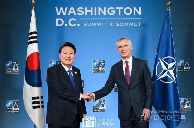 7월 11일 윤석열 대통령은 옌스 스톨텐베르그(Jens Stoltenberg) NATO 사무총장을 면담하고, 주요 국제 현안과 한-NATO 협력에 대해 의견을 교환했다.