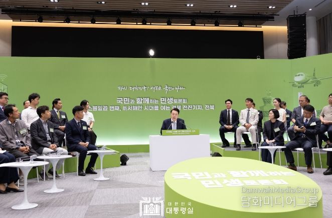 7월 18일 윤석열 대통령은 전북 정읍 소재 JB그룹 아우름캠퍼스에서 ‘新서해안 시대를 여는 경제 전진기지, 전북’을 주제로 스물일곱 번째 「국민과 함께하는 민생토론회」를 개최했다.