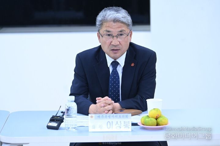 1제주특별자치도의회 이상봉 의장, 임정은 의회운영위원장, 정민구 환경도시위원장, 오승식 교육위원장, 고의숙 의원, 한권 의원은 2024년 7월 24일(수) 오후 1시 30분 북초등학교에서 북초등학교 교직원과 제주시 교육지원청 관계자들이 참석한 가운데 원도심 활성화 방안 모색을 위한 유관기관 현장 간담회를 실시했다.