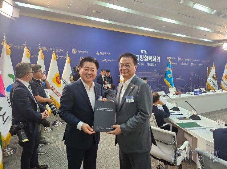 오영훈 제주도지사가 25일 제7회 중앙지방협력회의에서 방기선 국무조정실장에게 & #39;제주형 기초자치단체 설치를 위한 주민투표 연내 실시 제주특별자치도-도의회 공동 건의문& #39;을 공식 전달했다.