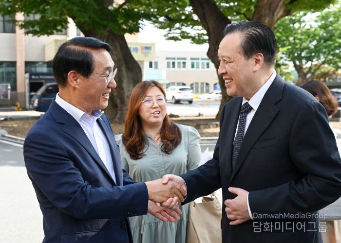 이용록군수와 전장시 인민대표대회 상무위원회 리젠 주임