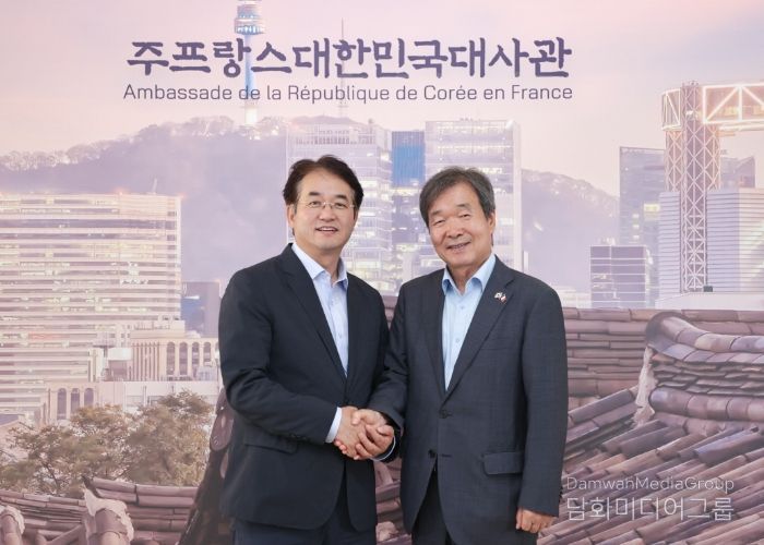 최재철 주프랑스 대한민국 대사(오른쪽), 이동환 고양특례시장(왼쪽)