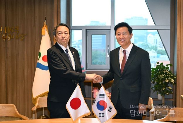 오세훈 시장이 12일(월) 오전 서울시청 시장 집무실에서 미즈시마 코이치(水嶋 光一, MIZUSHIMA Koichi) 주한 일본대사를 만나 양 국간 교류 활성화 방안을 논의하고 기념촬영을 하고 있다.