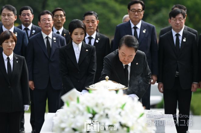 8월 15일 윤석열 대통령 부부는 육영수 여사 서거 50주기를 맞아 국립서울현충원을 찾아 육영수 여사의 묘역을 참배했다.