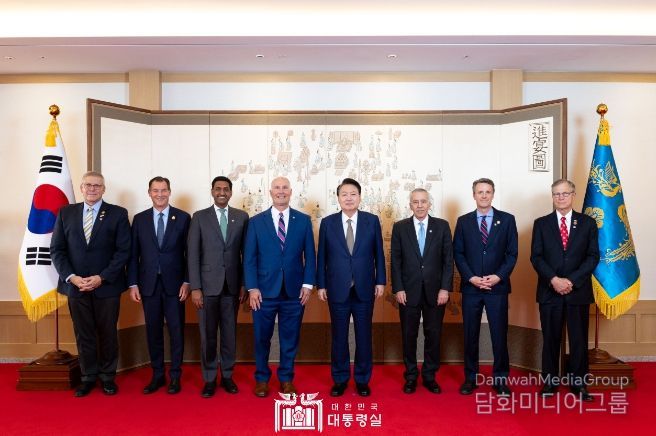8월 30일 윤석열 대통령은 한국을 방문 중인 「존 물레나(John Moolenaar)」 미 하원 중국특위원장을 포함한 미 하원의원 대표단 6인을 접견하고, 한미동맹과 한미일 협력, 지역과 국제사회 현안에 대해 의견을 교환했다.