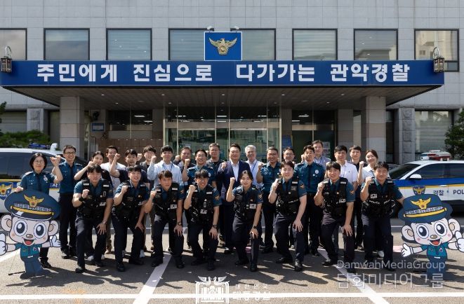 9월 15일 윤석열 대통령은 서울 관악경찰서를 방문해 추석 명절 특별치안활동을 펼치고 있는 경찰관들을 격려했다.