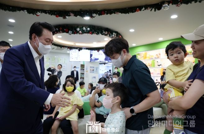 9월 18일 윤석열 대통령은 서울 성북구 우리아이들병원을 방문해 추석 연휴 기간 진료 유지에 차질이 없는지 현장을 살피고 묵묵히 의료현장을 지키는 의료진의 노고를 격려했다.