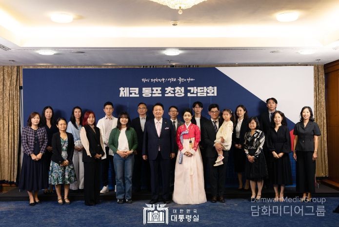 9월 20일 윤석열 대통령 부부는 체코 프라하에서 현지 동포 약 80명을 초청해 만찬을 겸한 간담회를 가졌다.