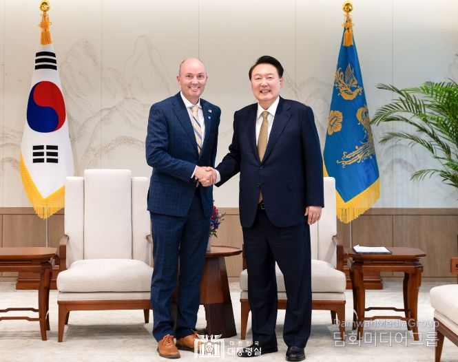 9월 27일 윤석열 대통령은 「스펜서 콕스(Spencer Cox)」 미국 유타 주지사를 접견하고, 한-유타주 간 협력 확대 방안과 한미동맹 발전 방향에 대해 의견을 교환했다.