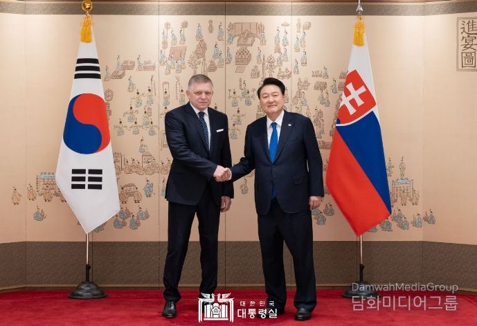 9월 30일 윤석열 대통령은 한국을 공식 방문 중인 「로베르트 피초(Robert Fico)」 슬로바키아 총리와 정상회담을 갖고, 양국 간 협력 증진 방안과 지역 및 국제 정세에 대해 폭넓은 의견을 교환했다.