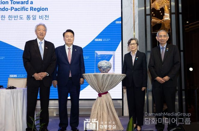 10월 9일 싱가포르를 국빈 방문 중인 윤석열 대통령은 동남아연구소(ISEAS: Institute of Southeast Asian Studies)가 주관하는 〈싱가포르 렉처〉에 참석해 〈자유, 평화, 번영의 인도-태평양을 위한 한반도 통일 비전〉이라는 주제로 연설을 했다.