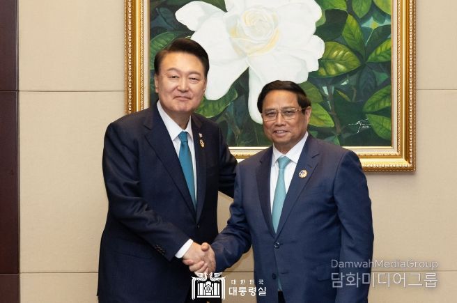 10월 10일 아세안 관련 정상회의 참석을 위해 라오스 비엔티안을 방문 중인 윤석열 대통령은 「팜 밍 찡(Pham Minh Chinh)」 베트남 총리와 회담을 가졌다.