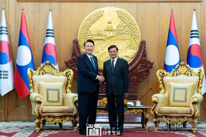 10월 10일 아세안 관련 정상회의 참석을 위해 라오스 비엔티안을 방문 중인 윤석열 대통령은 「통룬 시술릿 (Thongloun Sisoulith)」 라오스 국가주석과 첫 정상회담(소인수 회담)을 가졌다.