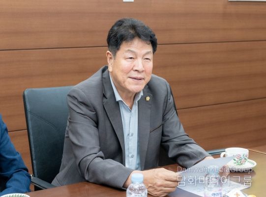 환영 인사말을 하는 이호귀 의장
