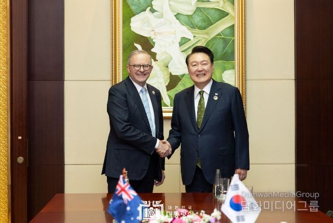 10월 11일 아세안 관련 정상회의 참석을 위해 라오스를 방문 중인 윤석열 대통령은 라오스 비엔티안에서 「앤소니 노먼 알바니지(Anthony Norman Albanese)」 호주 총리와 정상회담을 갖고, 양국 간 실질 협력 방안과 역내 및 글로벌 현안에 대해 의견을 교환했다.