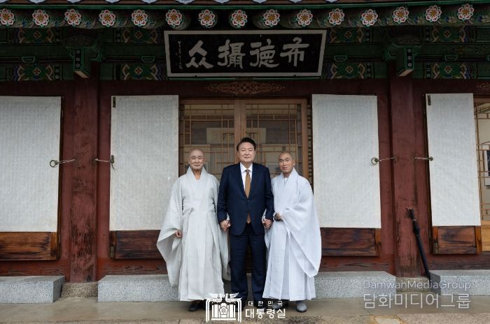 10월 22일 윤석열 대통령은 부산 금정구에 위치한 범어사를 방문했다.
