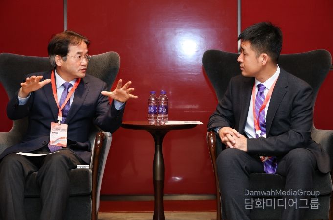 양 도시 간 협력관계에 관해 논의 중인 이동환 고양특례시장(왼쪽)과 가오진 이우시 부시장(오른쪽)