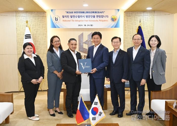 조용익 부천시장이 자매도시인 필리핀 발렌수엘라시 문화교류 대표단을 접견하고 함께 기념촬영하고 있다