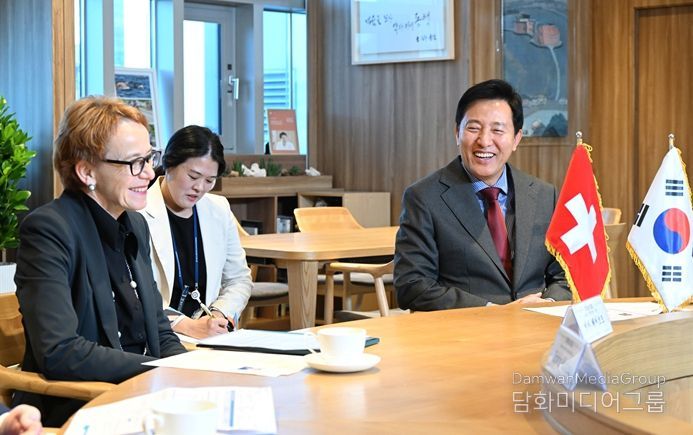 오세훈 서울시장이 8일, 에바 헤어초크 스위스 상원의장을 만나 대화를 나누고 있다.