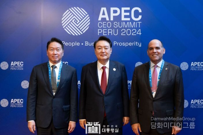 11월 15일 윤석열 대통령은 APEC CEO 서밋 행사에 참석해 기조연설을 했다.
