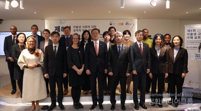 통계청-유엔인구기금 공조 제8회 저출생·고령화 국제 심포지엄 기념촬영(앞줄 오른쪽에서 다섯째 이형일 통계청장)