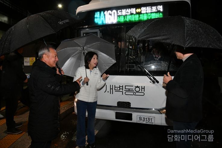 새벽동행 자율주행버스 설명듣는 최호정 의장(오른쪽) 이병윤 위원장