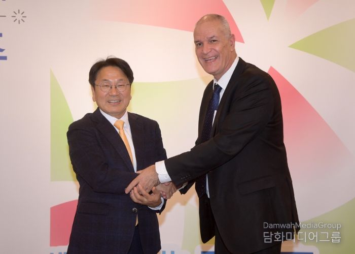 강기정 광주광역시장이 28일 오후 시청 접견실에서 라파엘 하르파즈 주한 이스라엘 대사와 교류 및 협력방안에 대한 의견을 교환한 후 기념촬영을 하고 있다. /광주광역시 제공