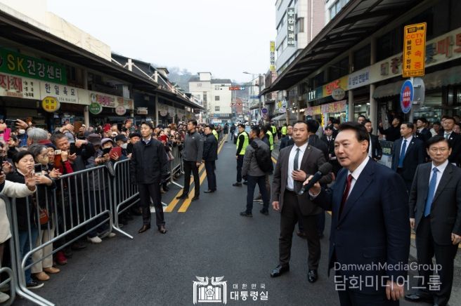 12월 2일 윤석열 대통령은 공주산성시장을 방문해 시장 상인 및 지역 소상공인을 격려했다.