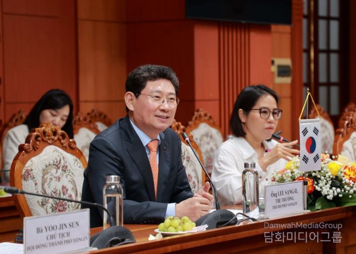 이상일 용인특례시장과 시 대표단은 26일(현지시각) 오전 베트남 꽝남성청에서 레반중(Lê Ván Dũng) 꽝남성 인민위원회 위원장(꽝남성장) 등 꽝남성 고위 관계자들과 간담회를 갖고 양 도시의 교류협력 방안을 논의했다