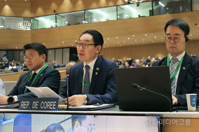 김완기 특허청장(왼쪽에서 2번째)이 스위스 제네바에서 열린 '제66차 세계지식재산기구(WIPO) 총회'에 참석해 대표연설을 하고 있다.