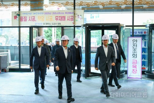김민석 국무총리가 28일 해양수산부가 이전할 부산 동구 IM빌딩을 방문, 준비상황을 점검하고 있다.