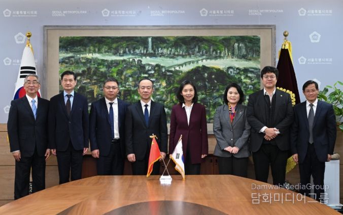 상하이인대 대표단과 면담 후 기념 촬영(좌측에서 다섯 번째 최호정 의장, 박춘선 의원(여섯번째), 김동욱 의원(일곱번째))